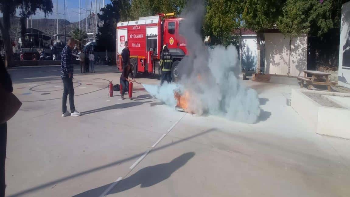 MUĞLA BÜYÜK ŞEHİR BELEDİYESİ İTFAİYE DAİRE BAŞKANLIĞINDAN GELEN EKİPLER TARAFINDAN OKULUMUZDA EĞİTİM VERİLEREK YANGIN TATBİKATI YAPILDI